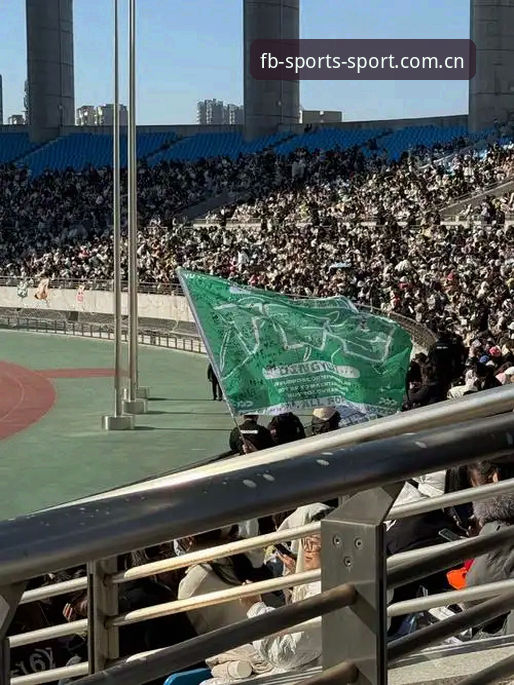 多哈的夜风吹过教育城球场，看台上三色旗还没完全收拢。法国队3-0拿下伊拉克，小组赛两连胜提前出线。德尚赛后那段话还在混合采访区回荡，我站在围栏边，看着队员大巴缓慢驶出体育场，灯光扫过一整排等待签名的小孩。